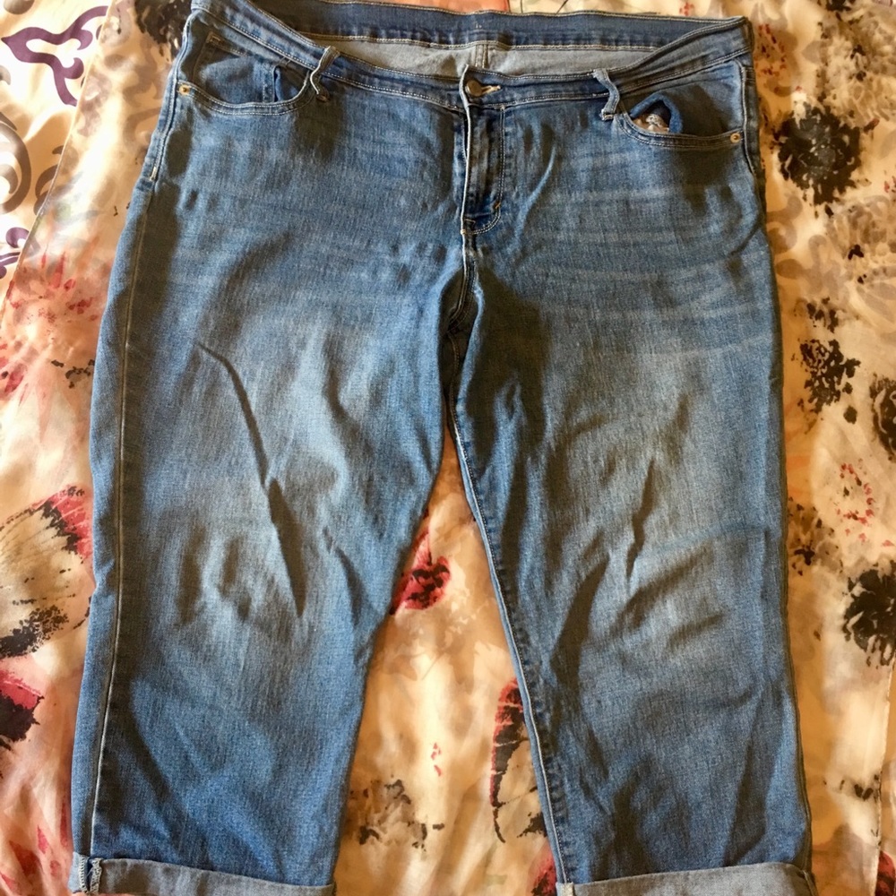 🌼2/$15🌼 Old Navy Capri jeans